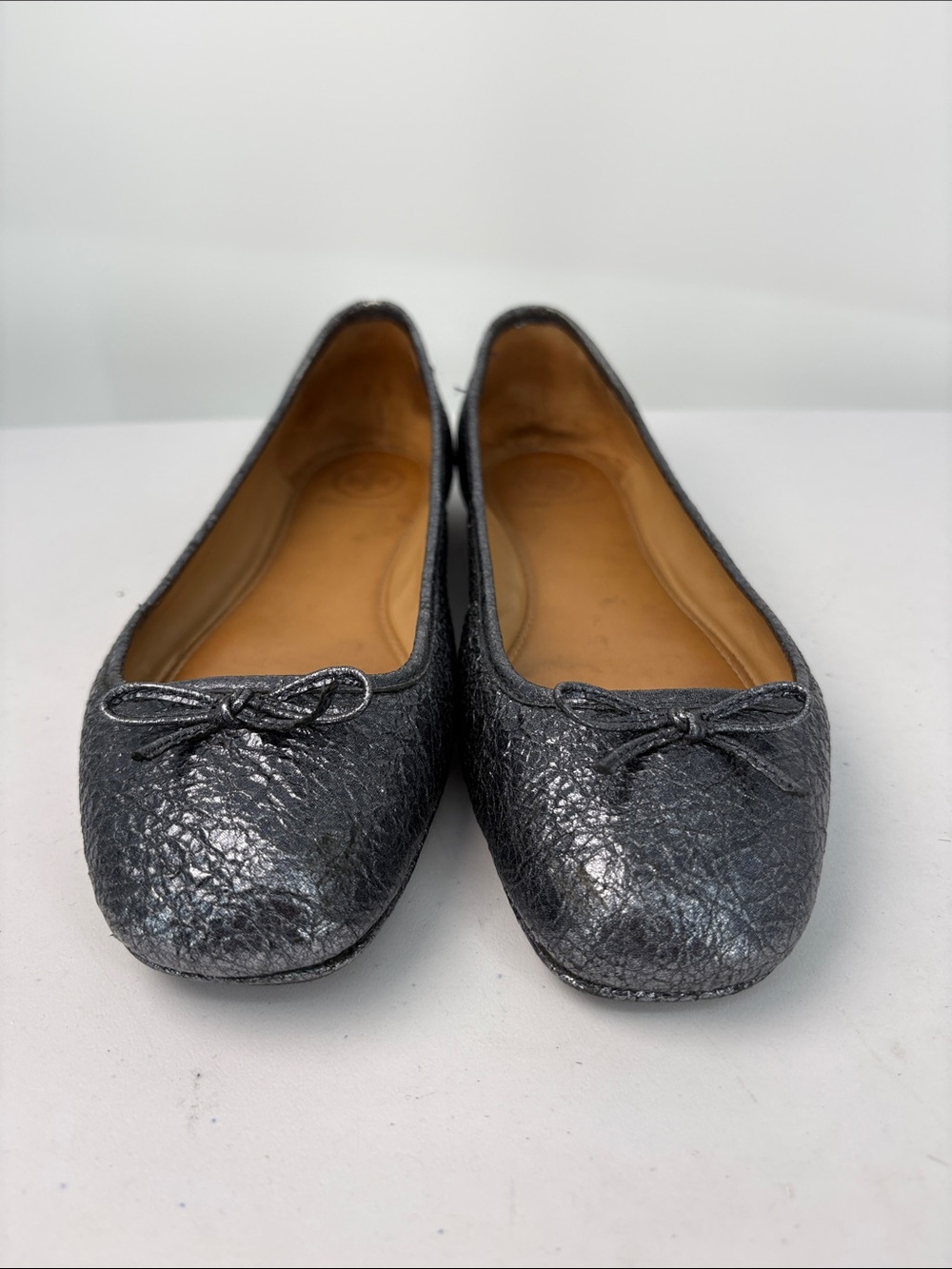 🥡 Tory Burch crinkle leather Charcoal Metallic Ballet Flats with Bow Accent
